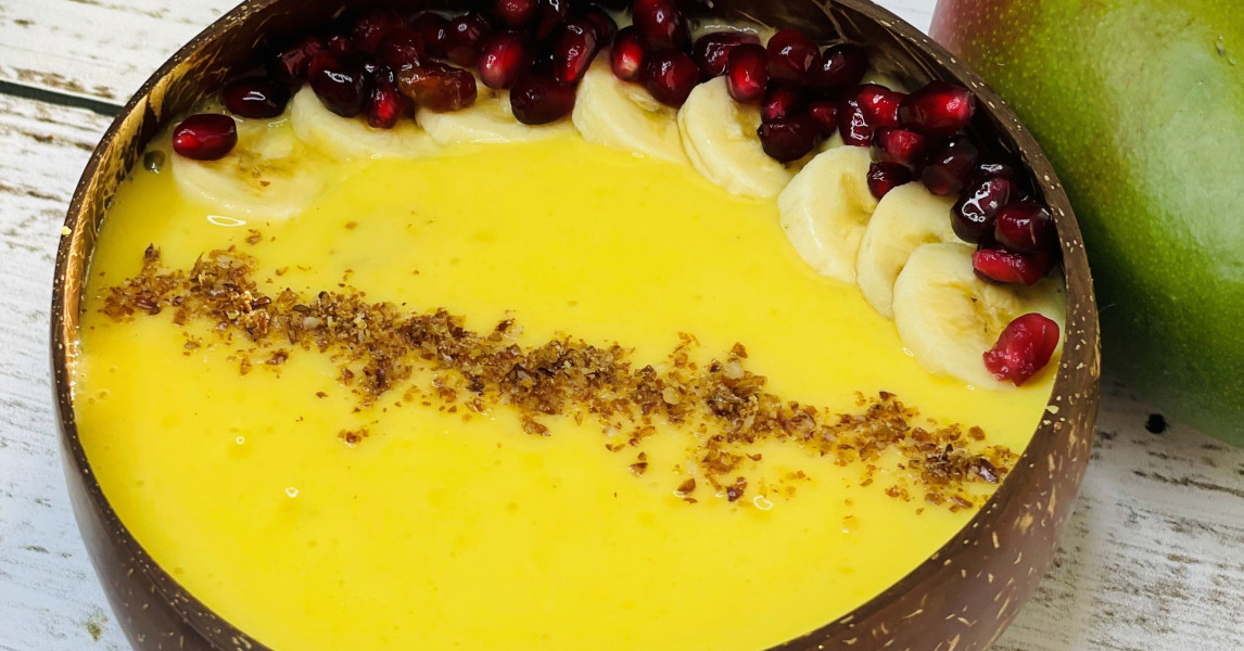 Yogurt, mango, pomegranate and banana smoothie bowl | Dairy Council, Northern Ireland