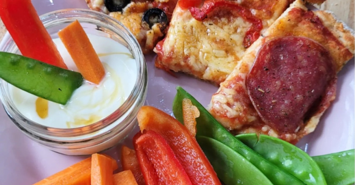 Soda bread pizza with vegetable sticks and honey & yogurt dip | Dairy Council, Northern Ireland